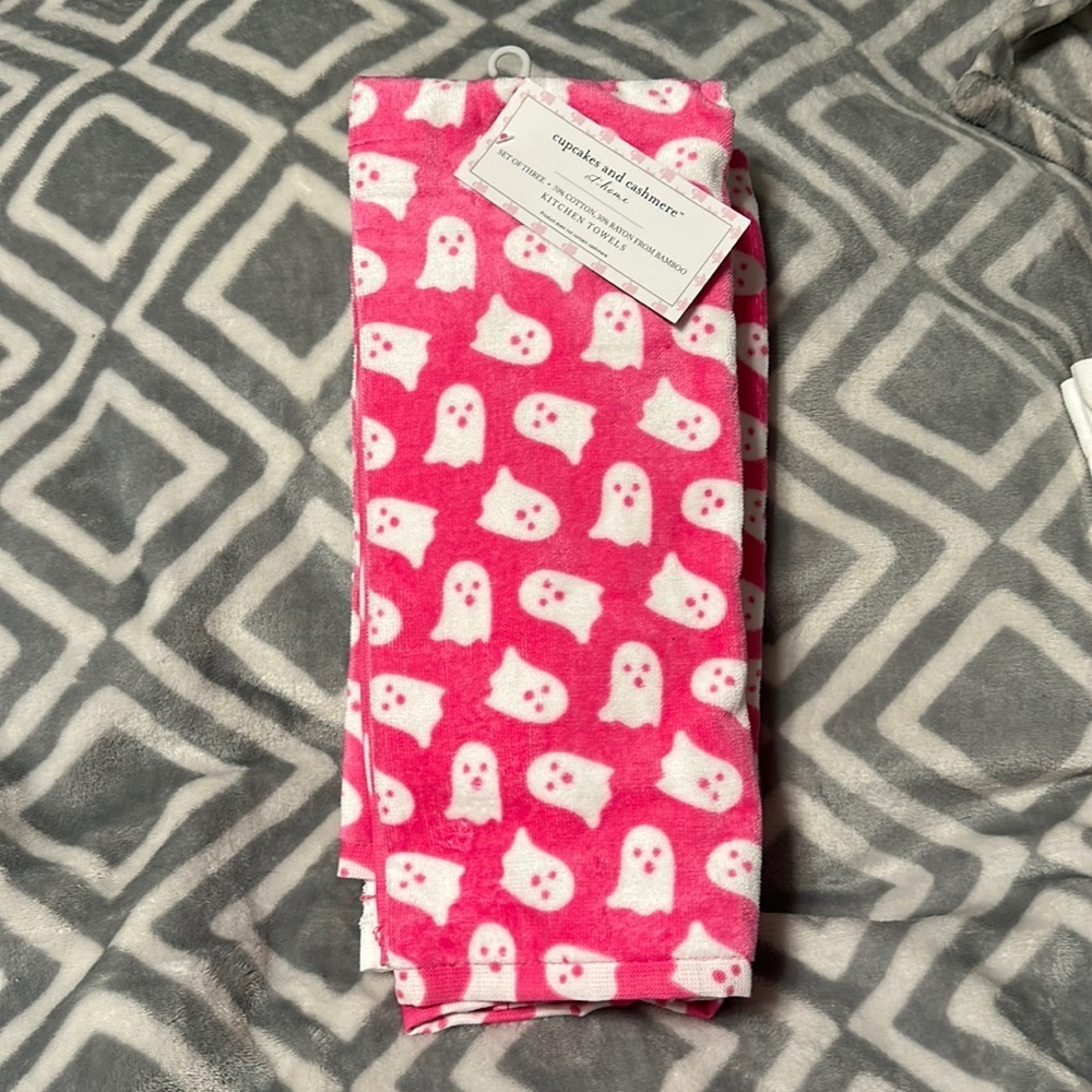 NWT Cupcakes and Cashmere Pink Ghost Kitchen Towels